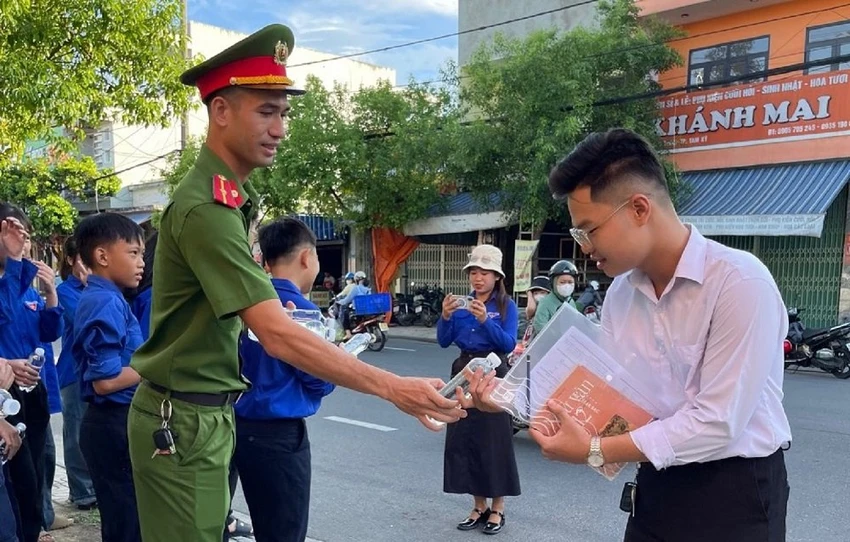 cong-an-Quang-Nam-dong-hanh-thi-sinh-thi-THPT-13.jpeg
