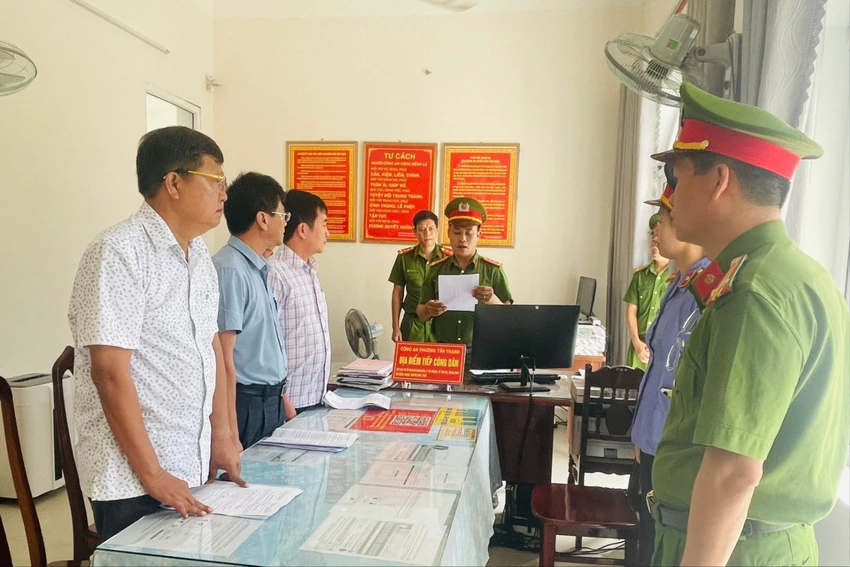 Bắt Giám đốc và 2 Phó giám đốc trung tâm đào tạo lái xe ở Quảng Nam. Ảnh: CA