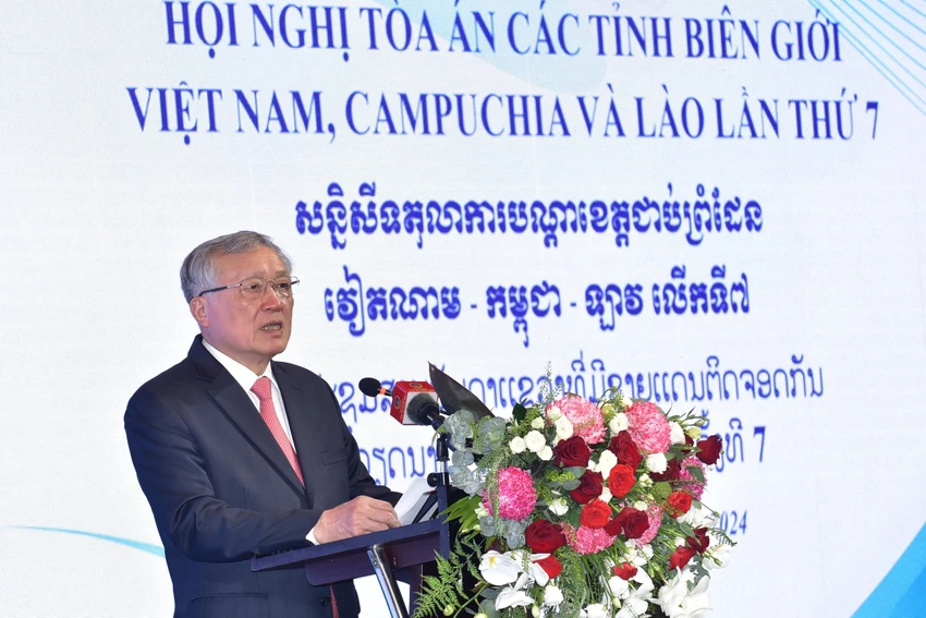 Chánh án TAND tối cao Nguyễn Hoà Bình chủ trì hội nghị ngành toà án 3 nước Việt Nam, Campuchia và Lào. Ảnh: TN