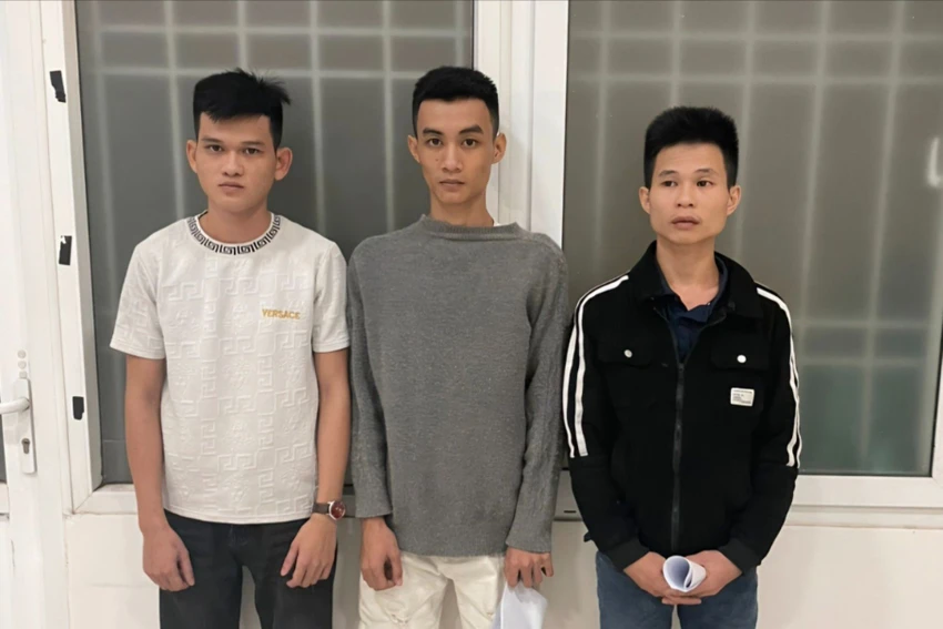 3 thanh niên đánh gục người đang dừng đèn đỏ để cướp tiền, điện thoại. Ảnh: CA