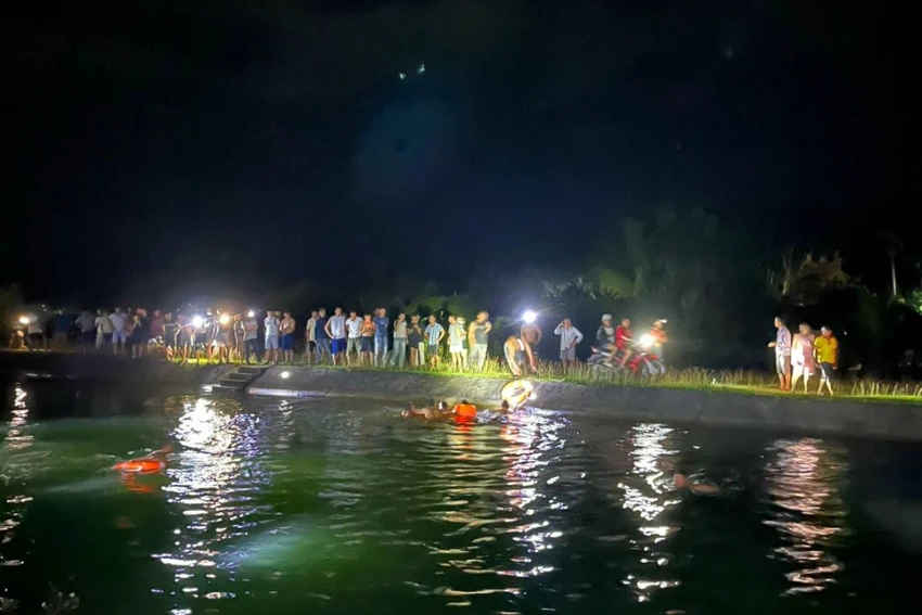Tan làm, hai người đàn ông đi xe máy không may bị rơi xuống kênh Phú Ninh tử vong. Ảnh: CTV