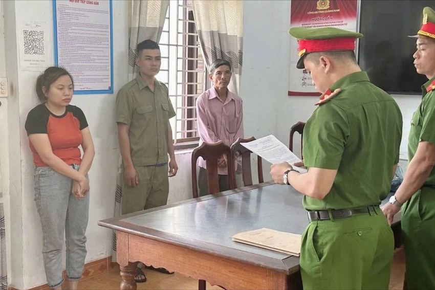 Nữ quái đánh tráo vàng giả, lừa chủ tiệm vàng
