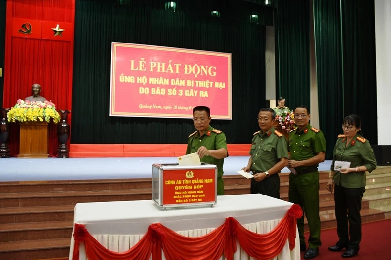Ban Giám đốc Công an tỉnh Quảng Nam tham gia lễ phát động ủng hộ nhân dân bị thiệt hại do bão số 3. Ảnh: CA