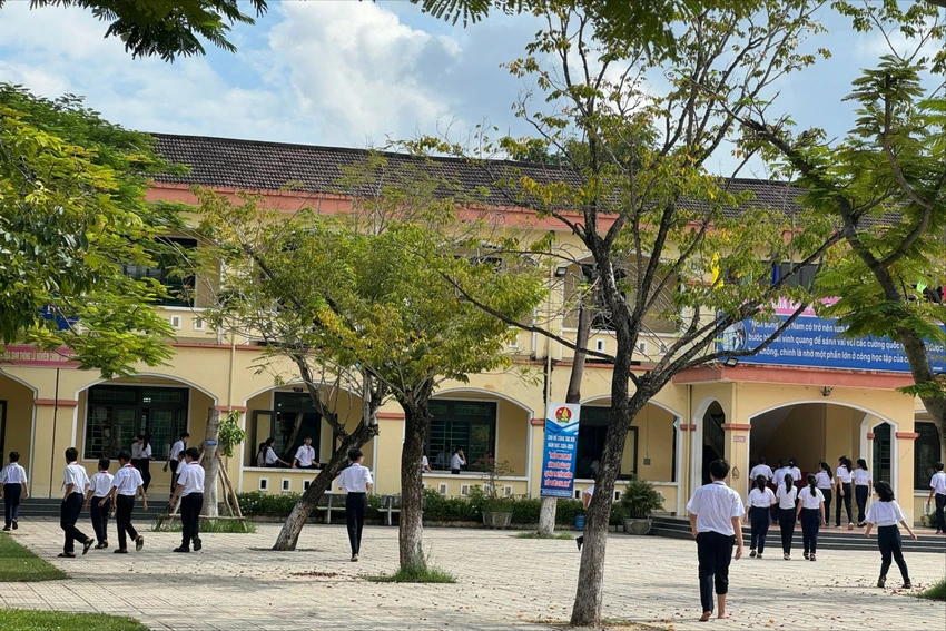 Trường THCS Nguyễn Du, nơi xảy ra vụ việc nam phụ huynh đi vào lớp đánh học sinh lớp 8. Ảnh: TN
