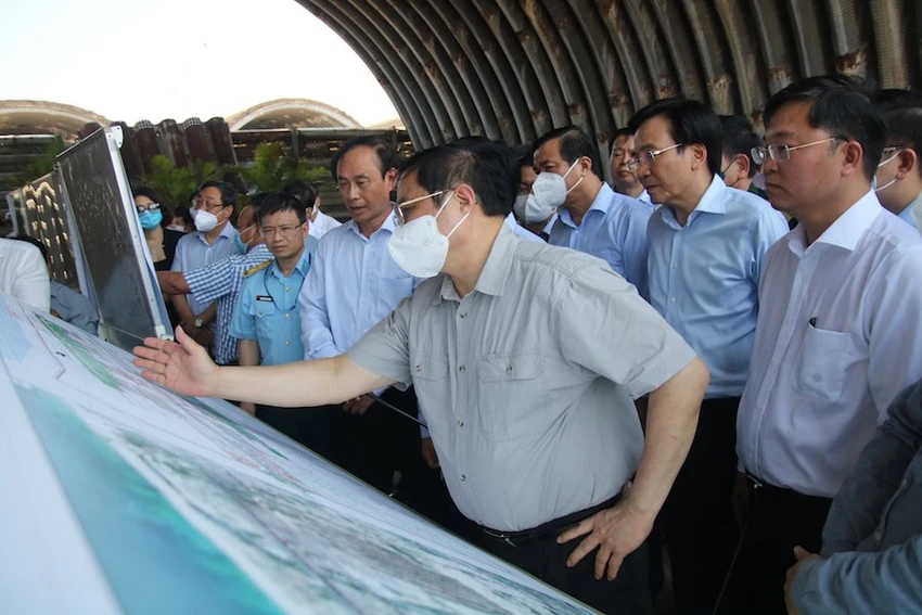 Thủ tướng Chính phủ Phạm Minh Chính khảo sát tại sân bay Chu Lai trong chuyến làm việc với tỉnh Quảng Nam hồi tháng 3-2022. Ảnh: TN