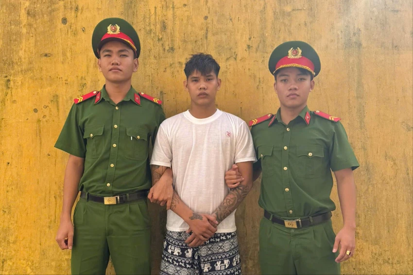 Hiếu mượn xe máy, điện thoại rồi chiếm đoạt, bỏ trốn sang Campuchia. Ảnh: CA