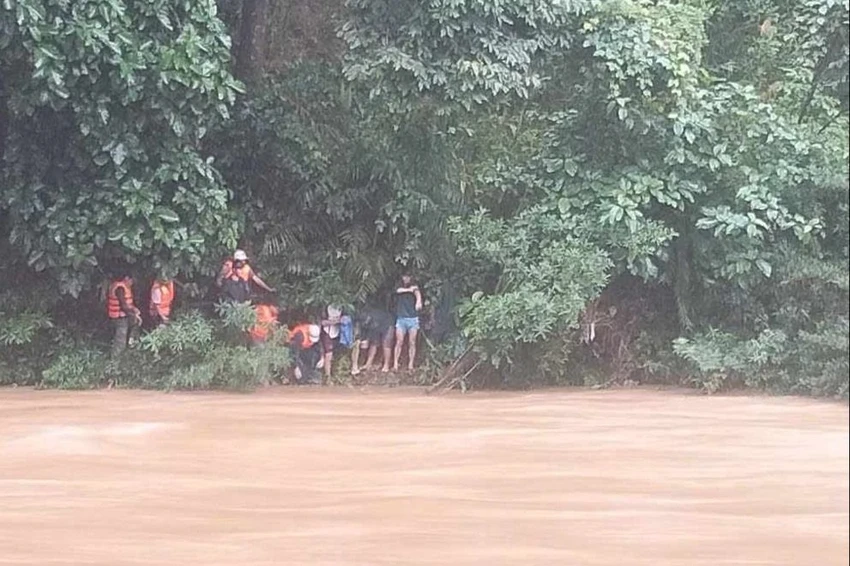 bé trai 2 tuổi nghi rơi xuống suối mất tích.