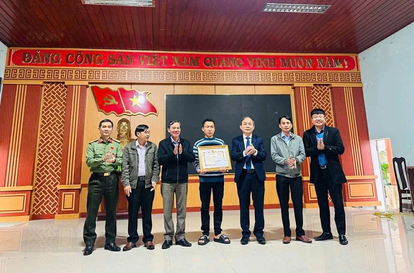 khen-thuong-nguoi-hung-cuu-3-hoc-sinh-bi-lu-cuon-2.jpg
