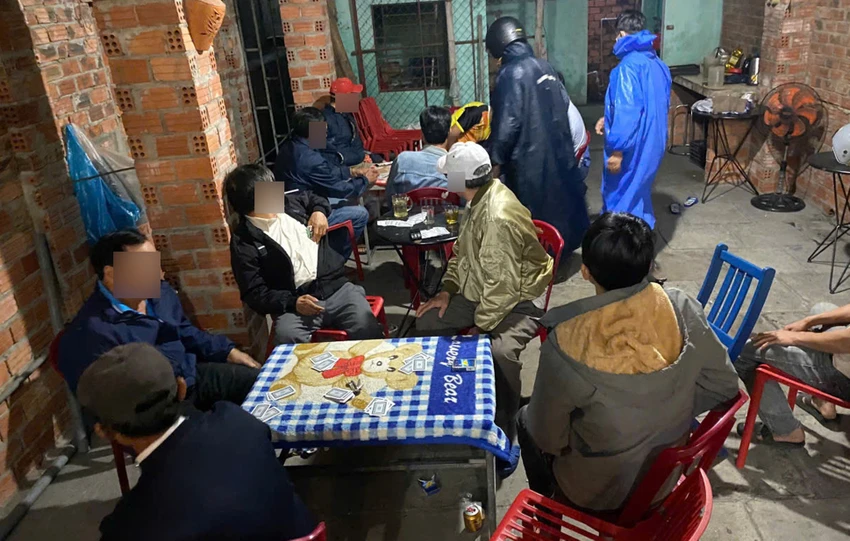 Nhóm người đánh bạc, dùng muỗng cà phê làm vật quy đổi. Ảnh: CA