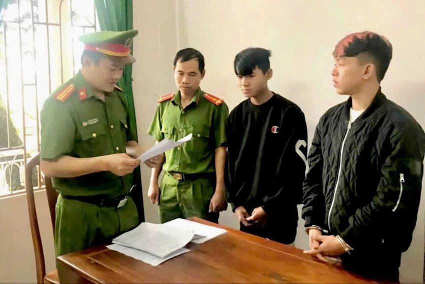 đến phòng trọ đánh đập