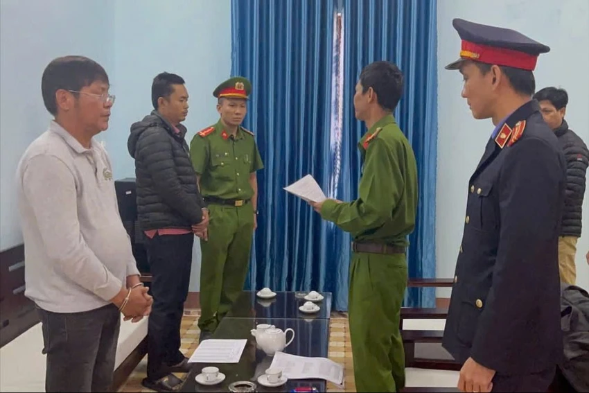 Bắt Trưởng phòng quản lý đô thị TP Hội An và thuộc cấp tội nhận hối lộ. Ảnh: CA