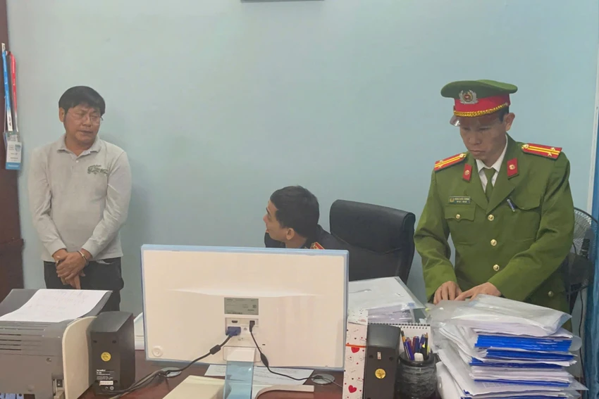 bat-truong-phong-quan-ly-do-thi-tp-hoi-an-va-thuoc-cap-toi-nhan-hoi-lo-2.jpeg