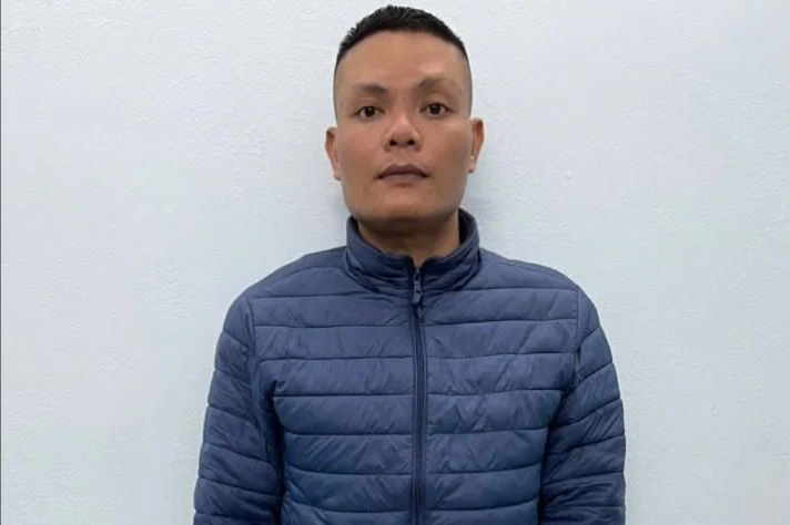 Bình khống chế, bắt giữ người tình. Ảnh: CA