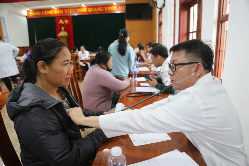 vov-mang-tet-som-den-dong-bao-ngheo-Quang-Nam-2.jpg