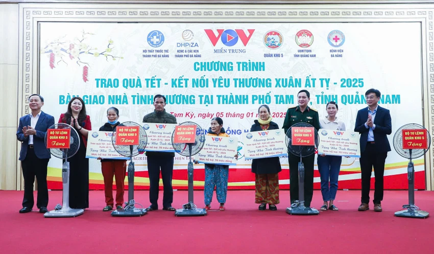 vov-mang-tet-som-den-dong-bao-ngheo-Quang-Nam-5.jpg