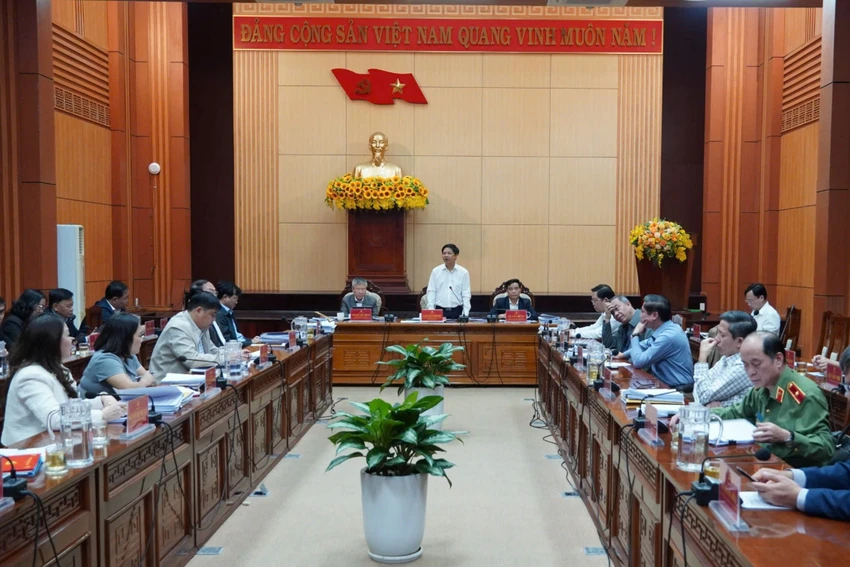 Thường trực Tỉnh uỷ Quảng Nam chủ trì Hội nghị Tỉnh uỷ, thông qua đề án và thành lập Ban Tuyên giáo và Dân vận Tỉnh uỷ. Ảnh: AĐ