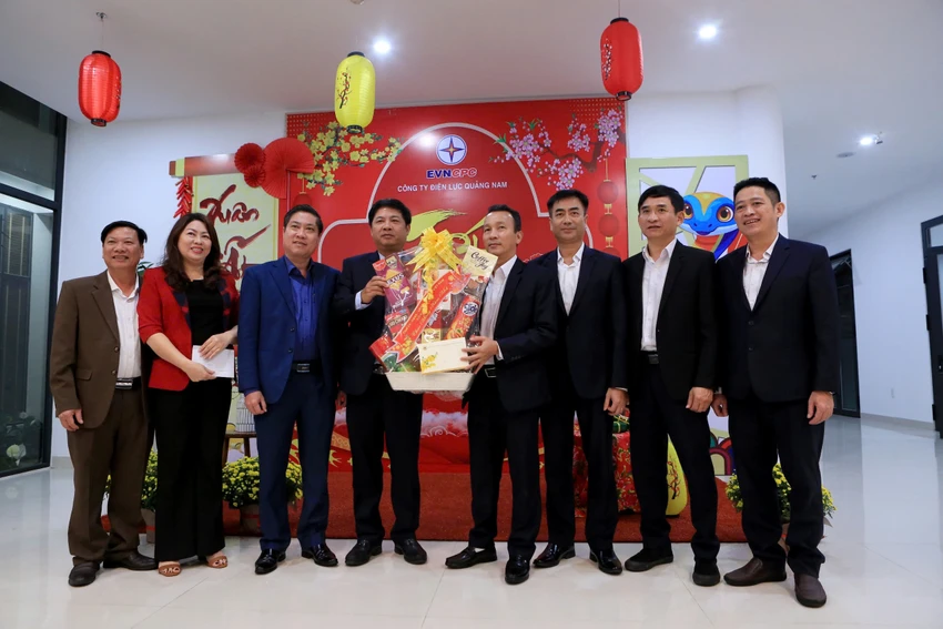 Bí thư, Chủ tịch Quảng Nam thăm bệnh nhân, chúc tết công nhân môi trường