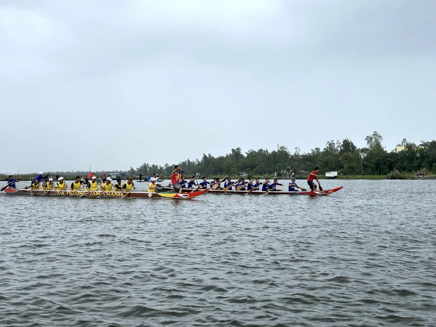 Hang-ngan-nguoi-doi-mua-xem-giai-dua-thuyen-xom-dinh-21.JPG