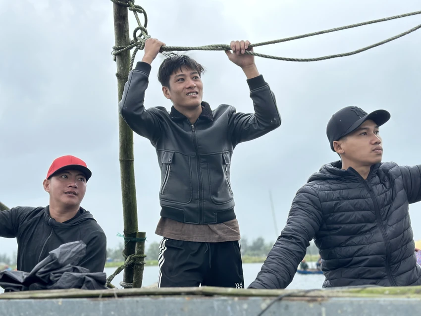 Hang-ngan-nguoi-doi-mua-xem-giai-dua-thuyen-xom-dinh-23.jpg