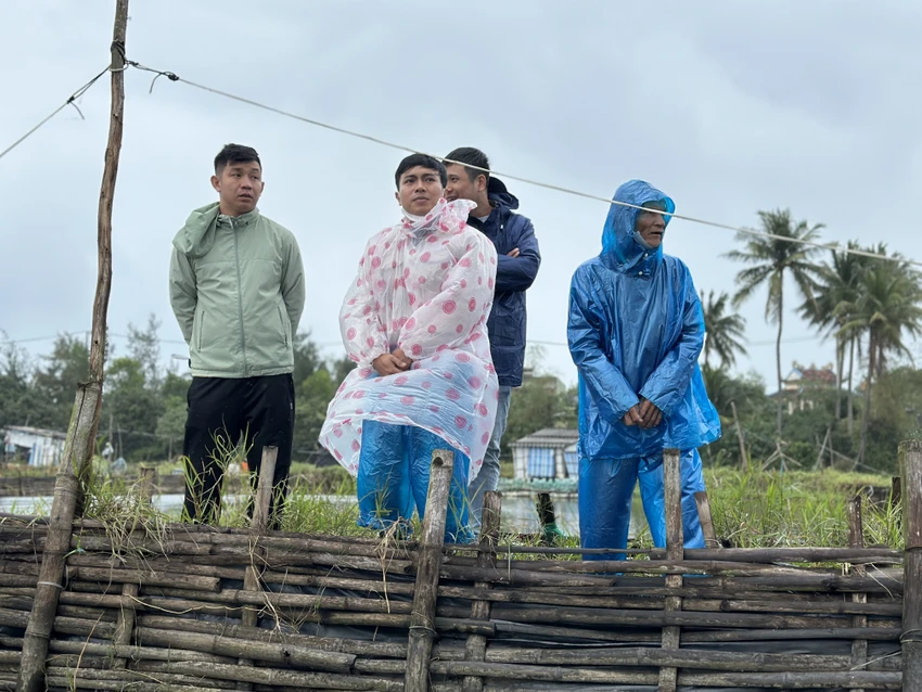 Hang-ngan-nguoi-doi-mua-xem-giai-dua-thuyen-xom-dinh-28.jpg