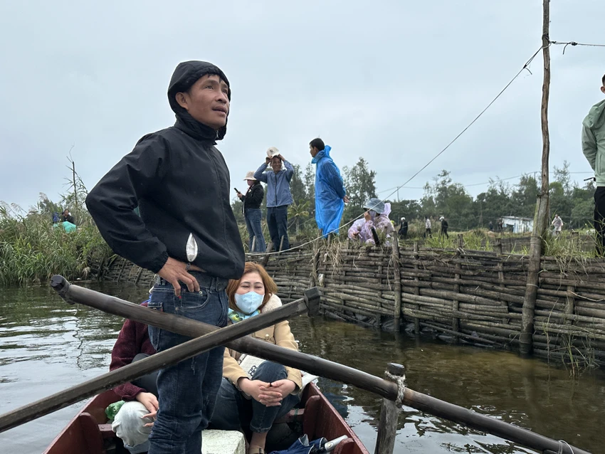 Hang-ngan-nguoi-doi-mua-xem-giai-dua-thuyen-xom-dinh-29.JPG