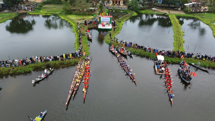 Hang-ngan-nguoi-doi-mua-xem-giai-dua-thuyen-xom-dinh-3.JPG