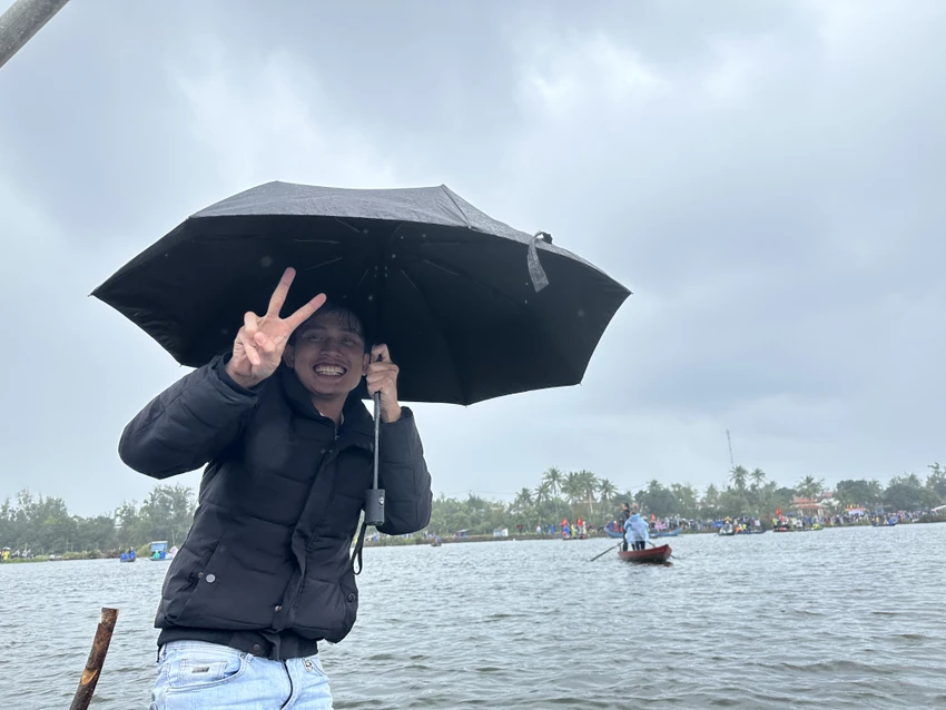 Hang-ngan-nguoi-doi-mua-xem-giai-dua-thuyen-xom-dinh-31.JPG