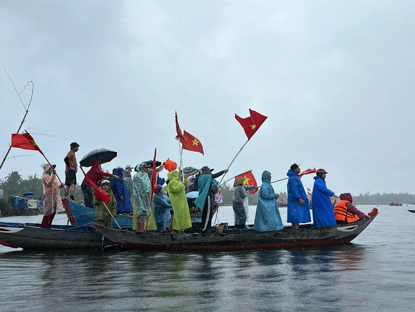 Hang-ngan-nguoi-doi-mua-xem-giai-dua-thuyen-xom-dinh-33.jpg