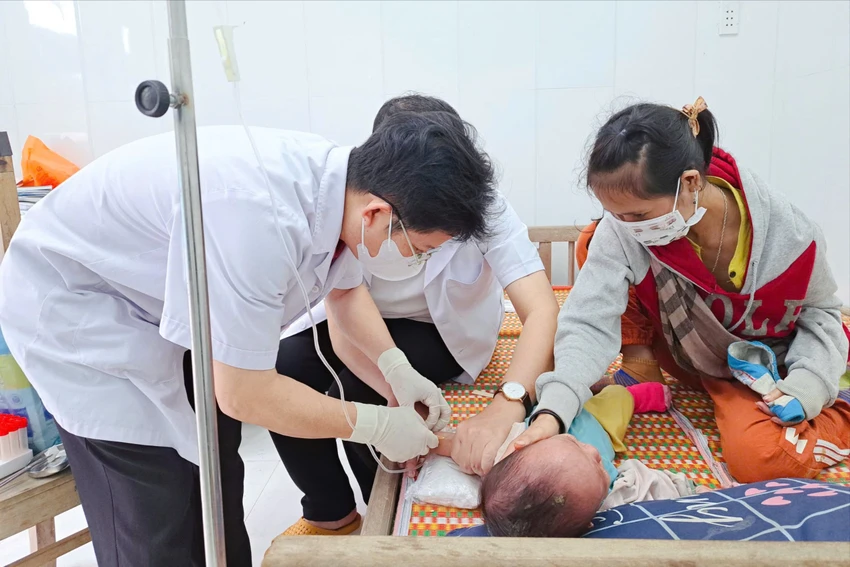Sở Y tế tỉnh Quảng Nam chỉ đạo xử lý triệt để ổ dịch trẻ em sốt phát ban nghi sởi ở xã Trà Leng, huyện Nam Trà My. Ảnh: TN