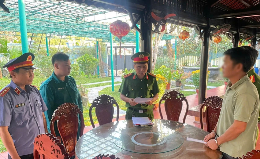 Cảnh sát Kinh tế tỉnh Quảng Nam bắt ông Dũng ‘keo’. Ảnh: CA