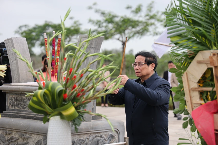 Thủ tướng Phạm Minh Chính dâng hương tại nghĩa trang liệt sĩ và tượng đài mẹ VNAH. Ảnh: TN