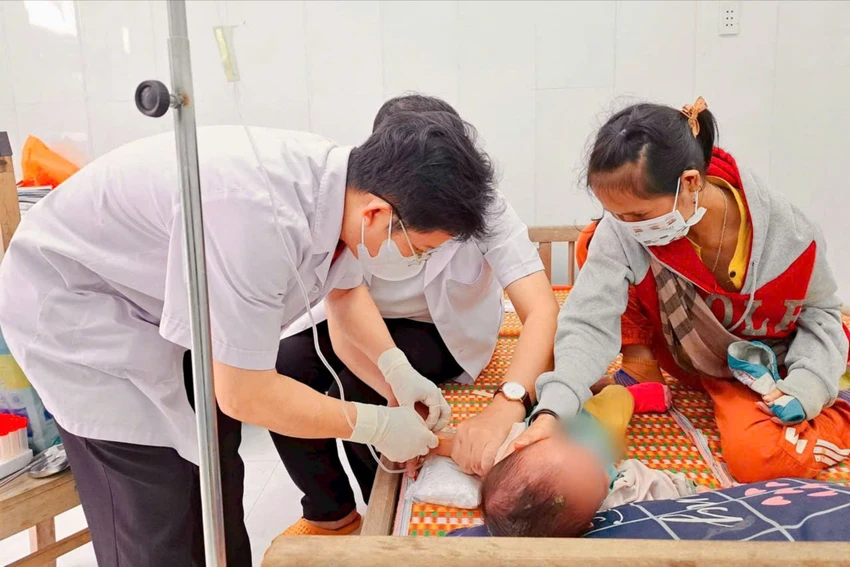 Các bác sĩ thăm khám cho trẻ sốt cao đang điều trị tại cơ sở y tế. Ảnh: CTV