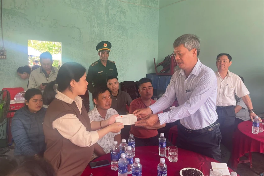 Ông Hồ Quang Bửu động viên, trao quà hỗ trợ gia đình 5 ngư dân chết và mất tích. Ảnh: TN