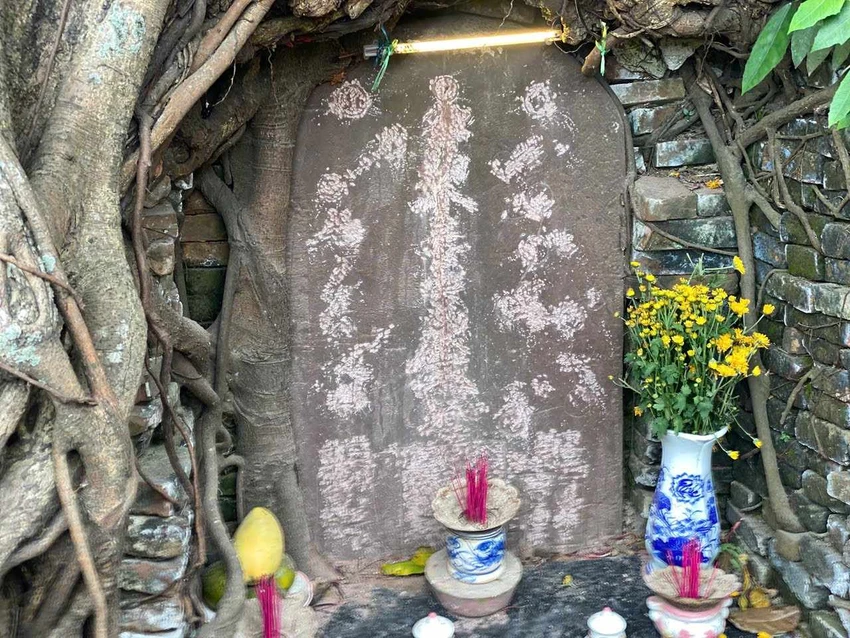 Kẻ xấu phá hoại di tích bia yểm thuỷ đạo ở Hội An, các chữ và hình trên bia gần như hư hại hoàn toàn. Ảnh: BD