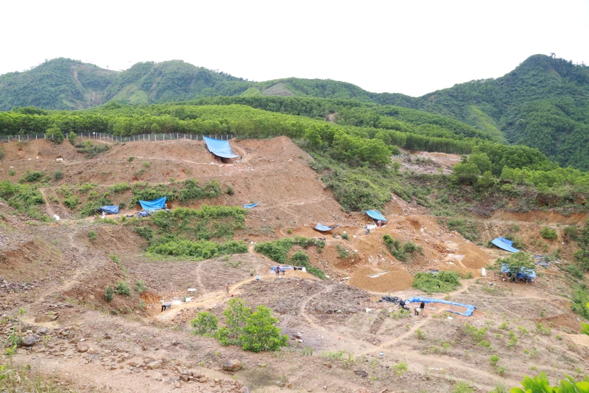 gia-vang-tang-chong-mat-nguoi-dan-keo-vao-bong-mieu-khai-thac-vang-trai-phep-17.JPG