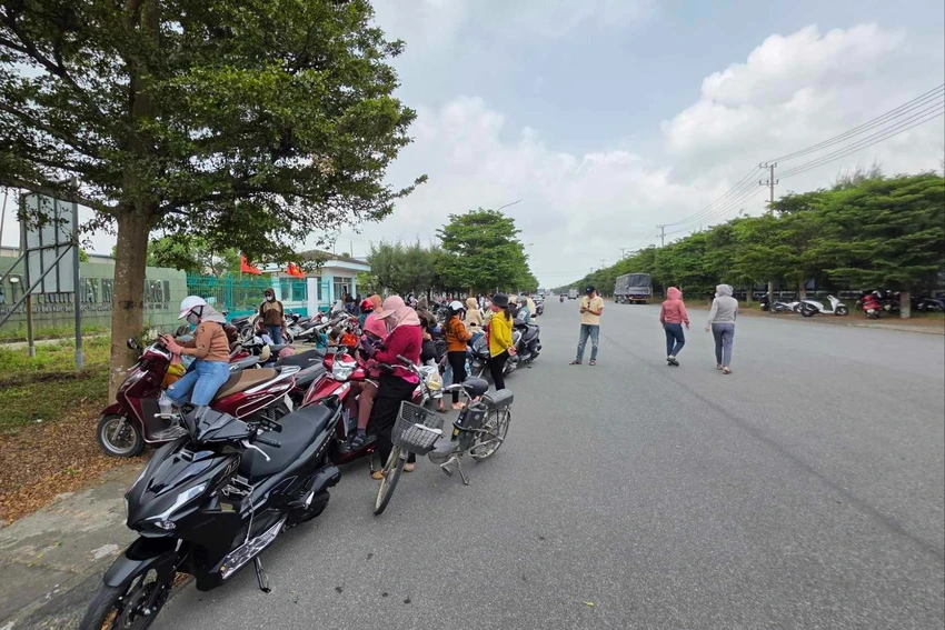 Công nhân tập trung đòi quyền lợi vì công ty 3 năm không đóng BHXH. Ảnh: TN