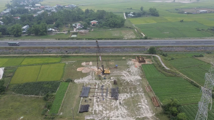 Đơn vị thi công mới chỉ đưa máy móc vào thi công tuyến đường gần 500 tỉ sau 6 tháng khởi công. Ảnh: TN