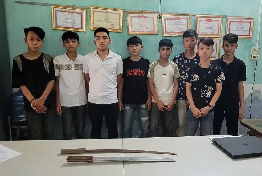 8 thanh niên vô cớ chém người đi đường. Ảnh: CA