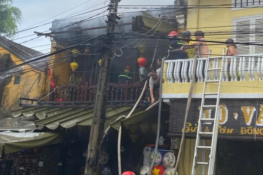 Cháy cửa hàng lưu niệm ở phố cổ Hội An