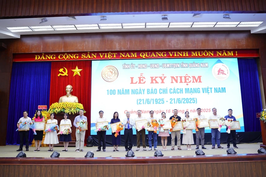 chu-tich-quang-nam-tang-bang-khen-cho-bao-phap-luat-tphcm-1.jpeg