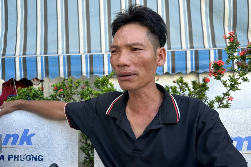Anh Thắng chưa hết sợ hãi, kể lúc xe khách đâm vào đuôi container trên cao tốc Đà Nẵng - Quảng Ngãi. Ảnh: Thanh Nhật