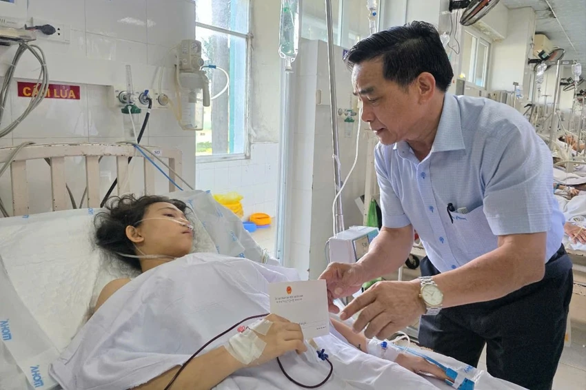 Chủ tịch UBND tỉnh Quảng Nam Lê Văn Dũng thăm hỏi, động viên nạn nhân trong vụ xe khách đâm vào đuôi container xảy ra sáng nay. Ảnh: TN