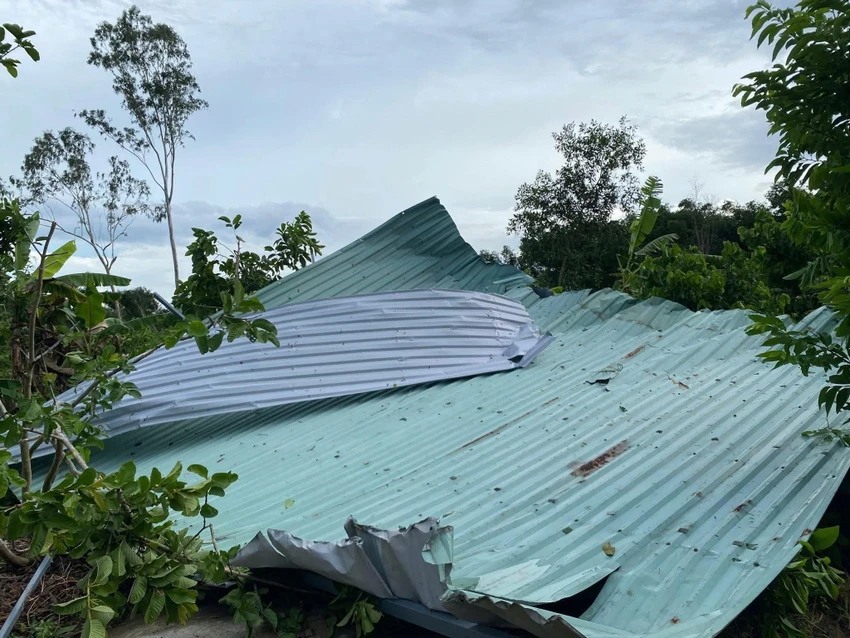 Gần 30 ngôi nhà ở Quảng Nam hư hỏng, tốc mái do lốc xoáy.