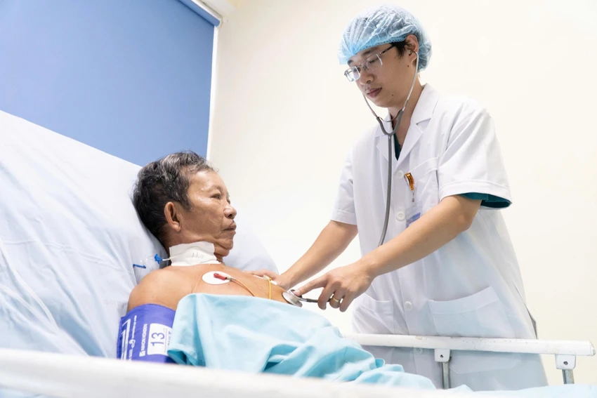 Cụ ông U70 bị ong vò vẽ đốt 30 mũi dẫn đến sốc phản vệ.