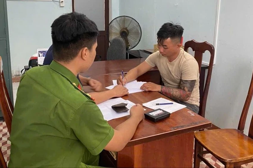 Kẻ cướp phục sẵn tại nhà vệ sinh, kề dao vào cổ yêu cầu nạn nhân đưa tiền