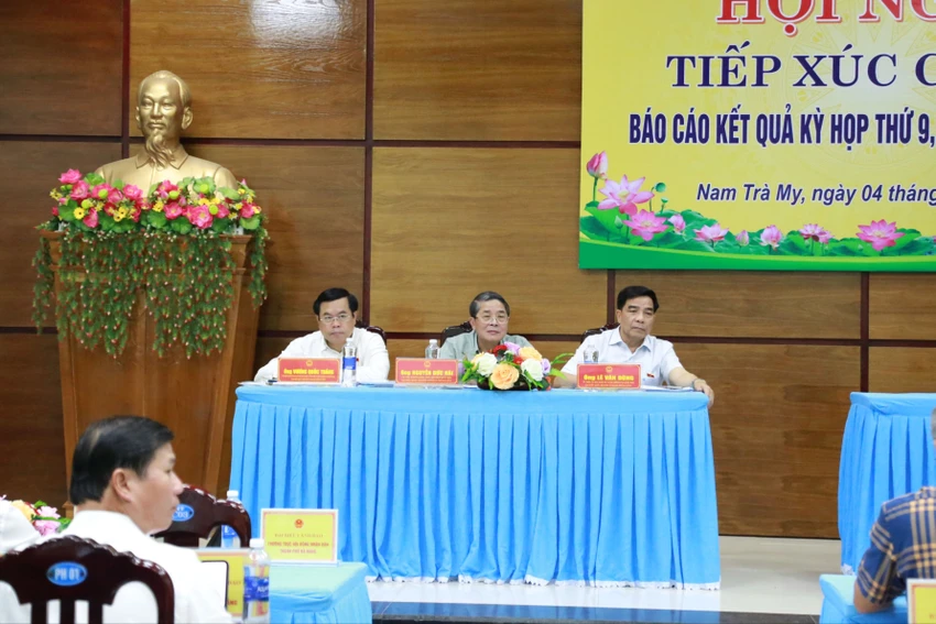 Pho-chu-tich-quoc-hoi-nguyen-duc-hai-tang-cuong-bac-si-gioi-len-mien-nui-1.JPG