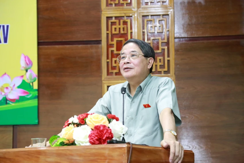 Pho-chu-tich-quoc-hoi-nguyen-duc-hai-tang-cuong-bac-si-gioi-len-mien-nui-3.JPG