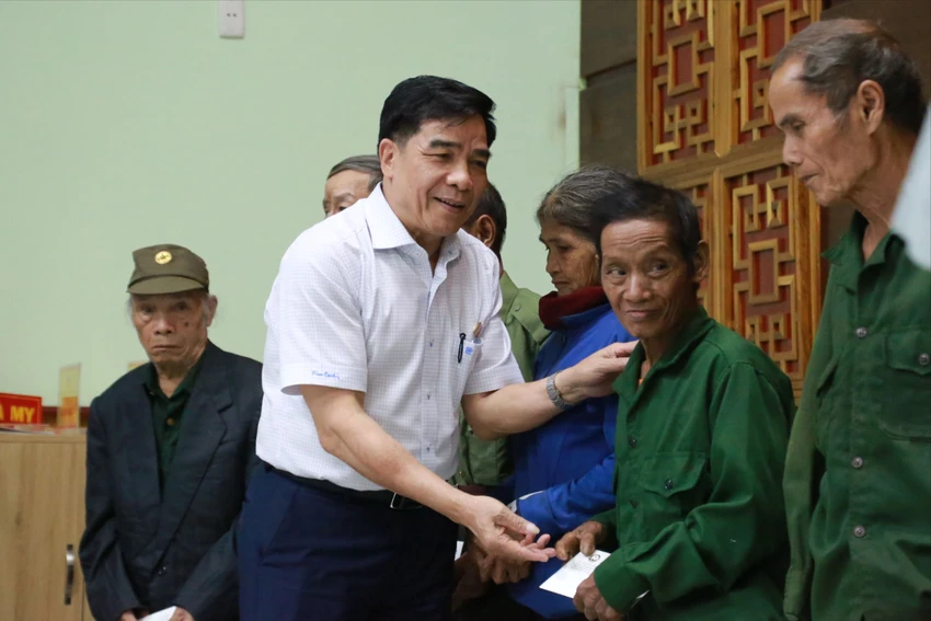 Pho-chu-tich-quoc-hoi-nguyen-duc-hai-tang-cuong-bac-si-gioi-len-mien-nui-4.JPG
