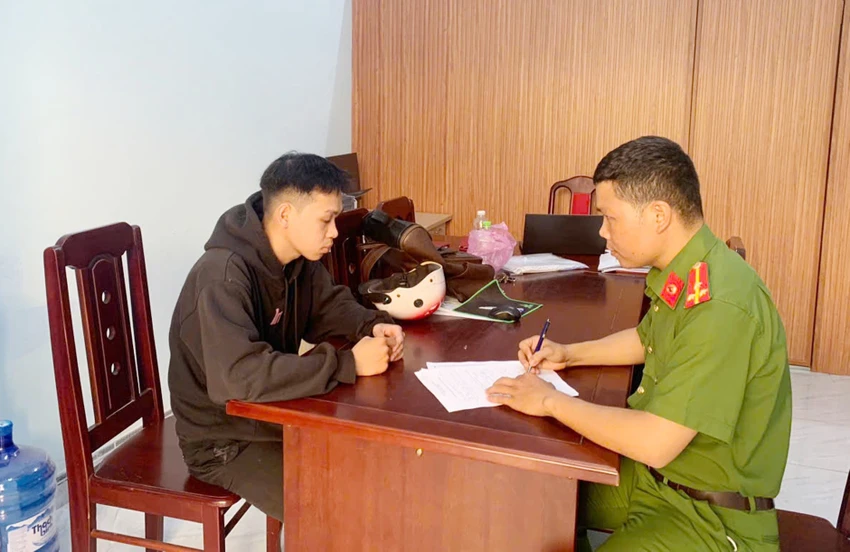 Cụ bà bán vé số bị Kin giật sợi dây chuyền vàng 5 chỉ. Ảnh: CAcu-ba-ban-ve-so-bi-giat-soi-day-chuyen-vang-5-chi-1.jpg