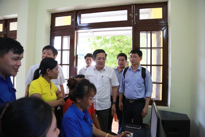 can-bo-mien-nui-da-nang-o-cung-nguoi-dan-lam-viec-2.JPG
